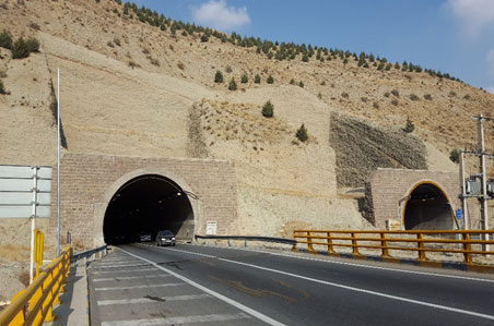 شکل 1- آبرفت A: ابتدای جاده هراز، شرق تهران. پایداری و تراکم بالای این دسته آبرفتها در مسیر عبور تونل مشخص میباشد.