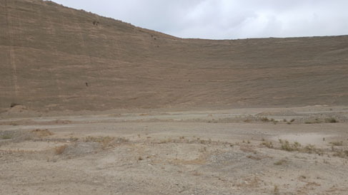 عکس شماره 3- آبرفت C : واقع در معدن شن و ماسه (جنوب اتوبان فتح)،لایه بندی افقی و پایداری دیواره ها از خصوصیات این آبرفتها میباشد.